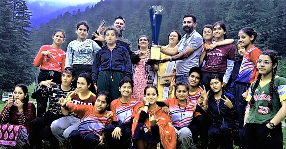 devat win vollyball and sari win khokho turnament