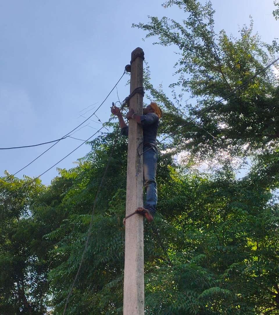 Linemen's lives at risk, work without tool kit