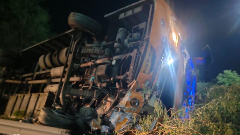 Sleeper bus overturned due to tire burst on Yamuna Expressway in Mathura