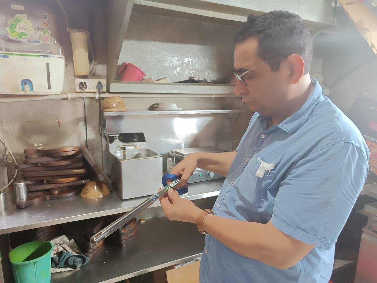 The quality of oil checked at shops by Japanese machine