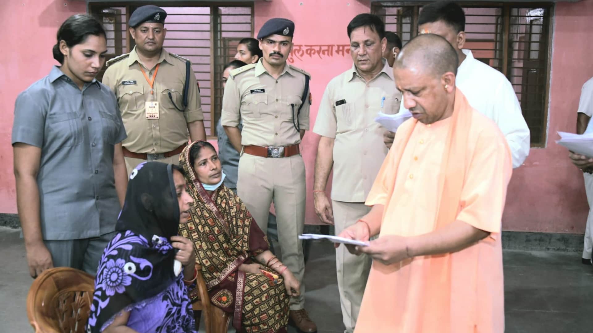 CM Yogi Adityanath listen complaint in Janata Darbar in Gorakhpur