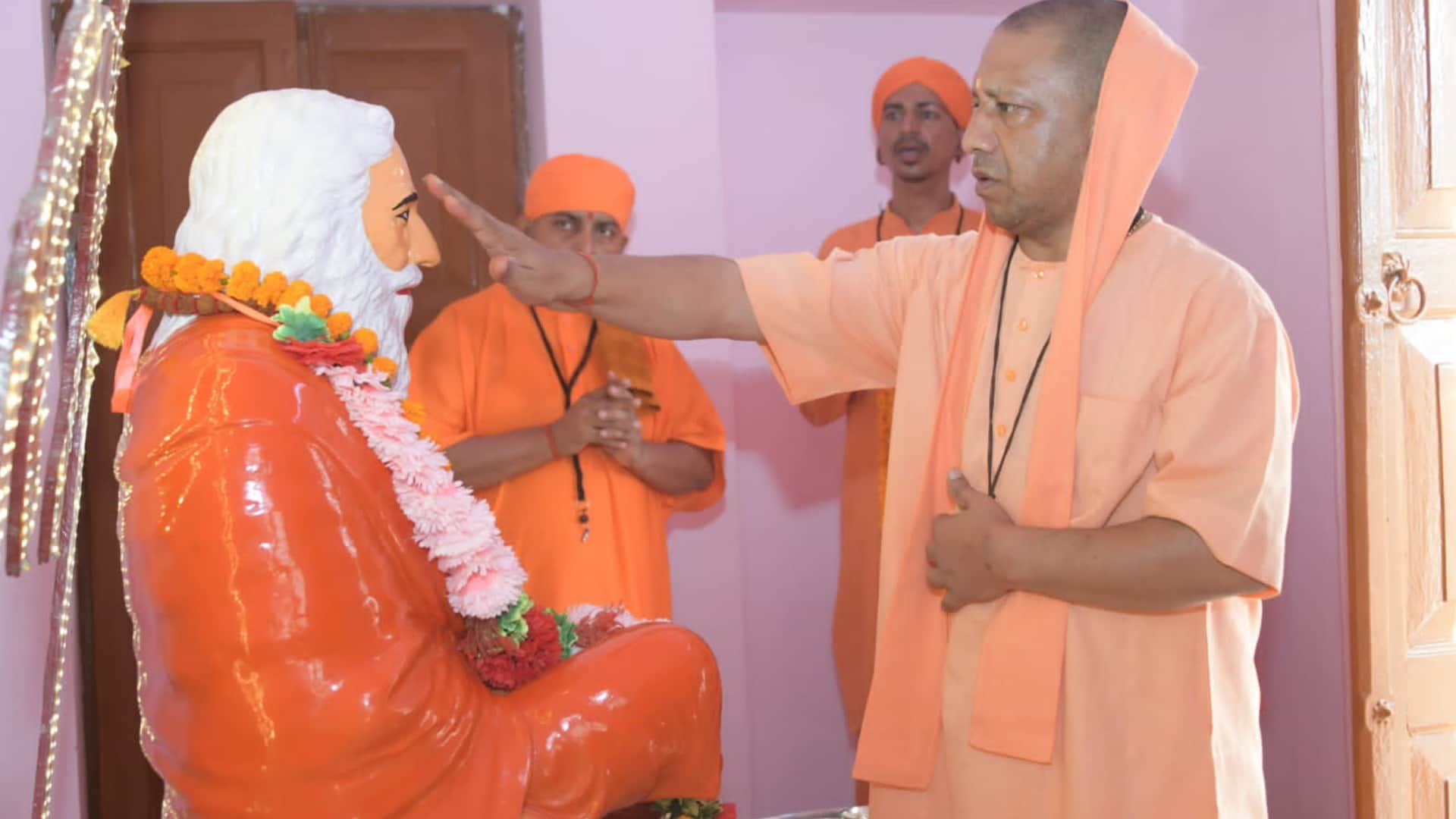 CM Yogi offered rot offerings on Guru Purnima in Gorakhpur