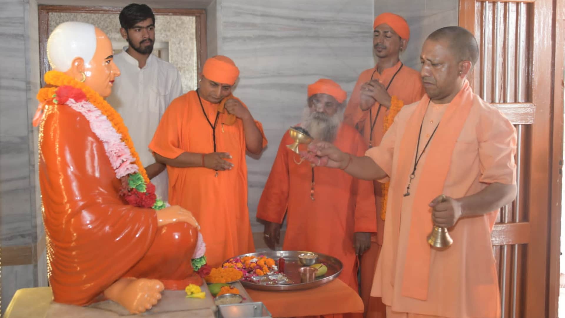 CM Yogi offered rot offerings on Guru Purnima in Gorakhpur