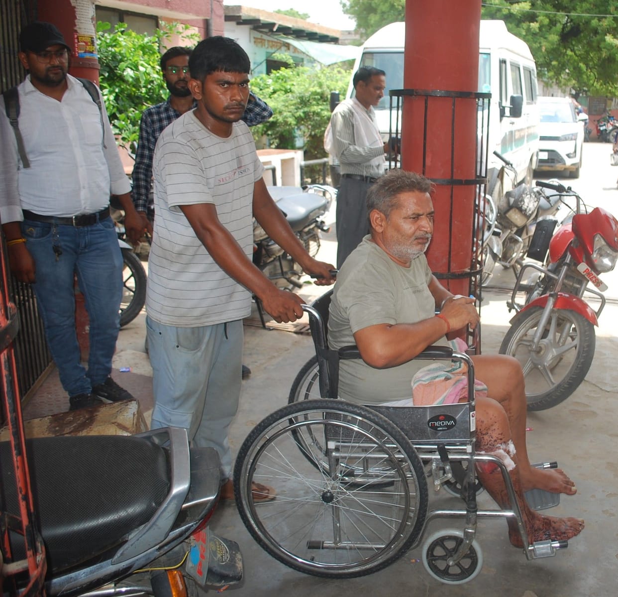 Hathras: Referred to dairy operator injured by bullet