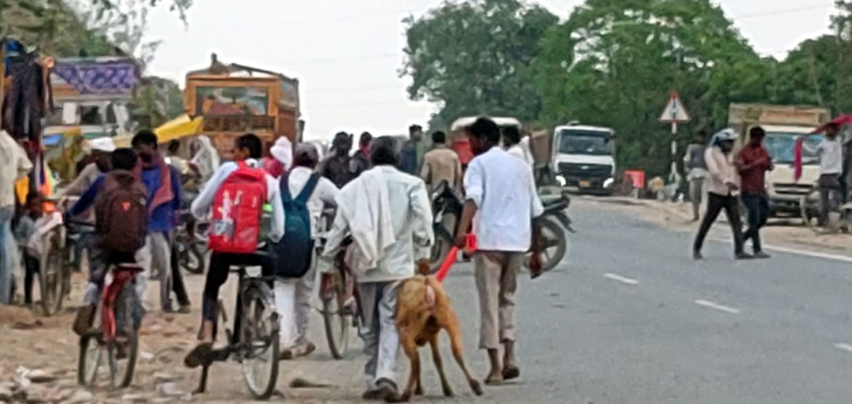 Kanpur Dehat: Lodar collided with a young man while crossing Kanpur-Jhansi highway, death