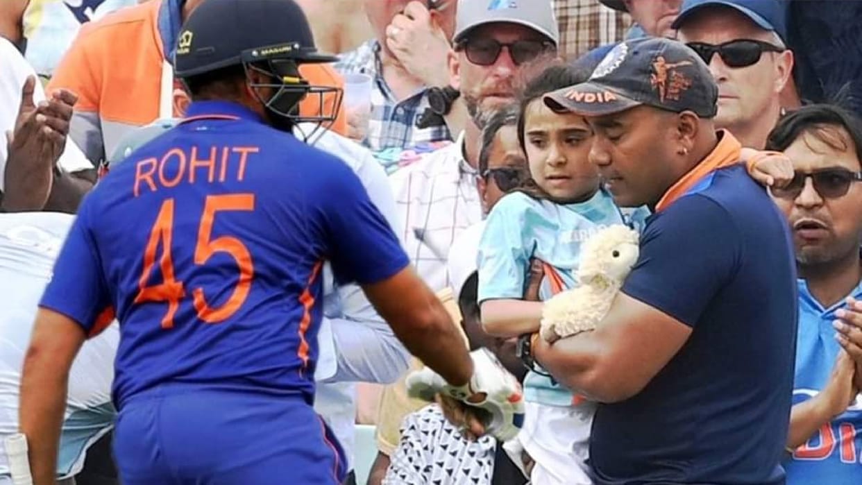 Rohit Sharma met the girl who was little injured by his six gave teddy and Chocolate to girl