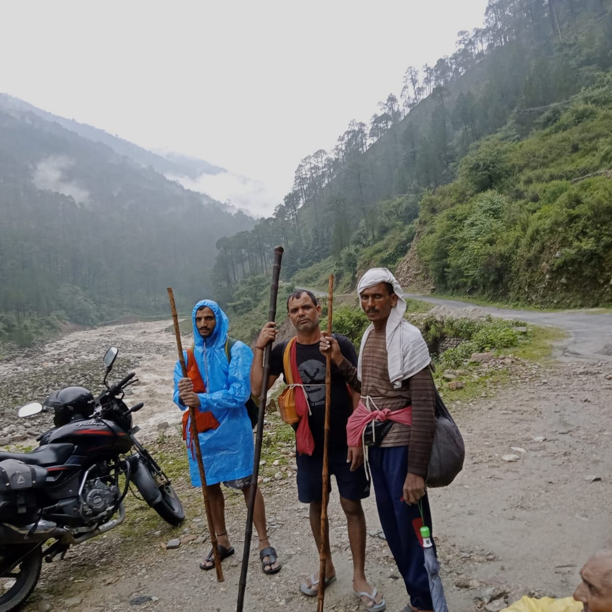 Due to heavy rain, 22 Kanwar Yatri were trapped in forest overnight, rescued