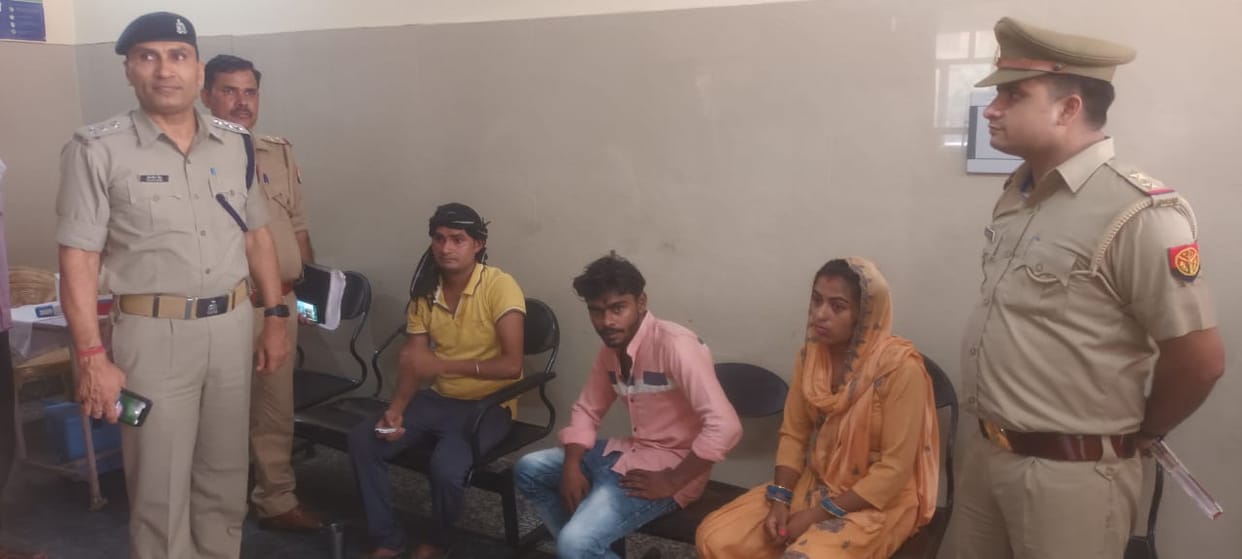 Couple and relatives were trapped in the lift for an hour, their breath stuck