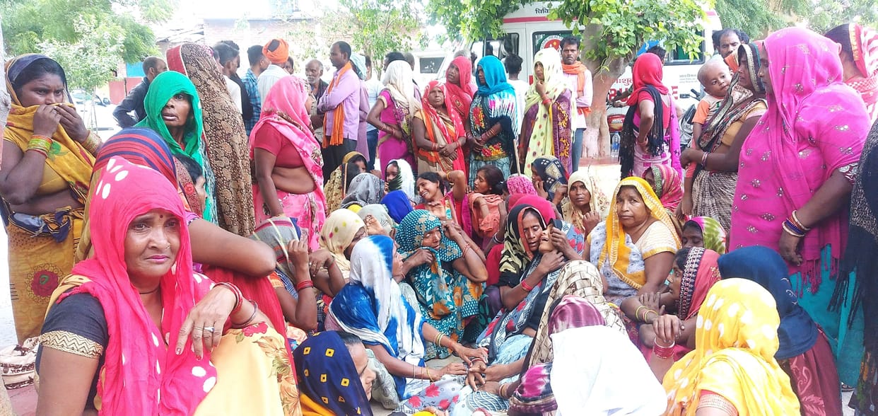 Kanpur dehat : The roof and wall of the raw verandah fell in the rain, three including the woman died after being buried in the rubble