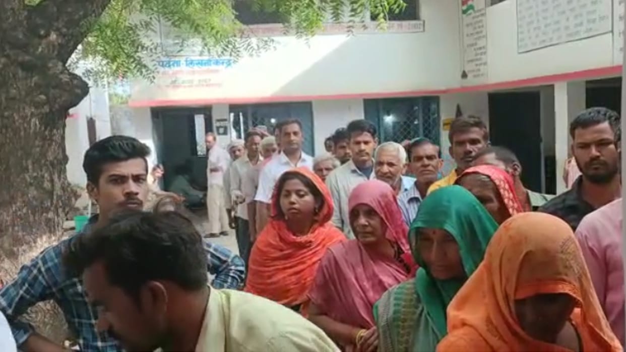 Voting continues in 222 centers of 11 bodies in Chhatarpur district