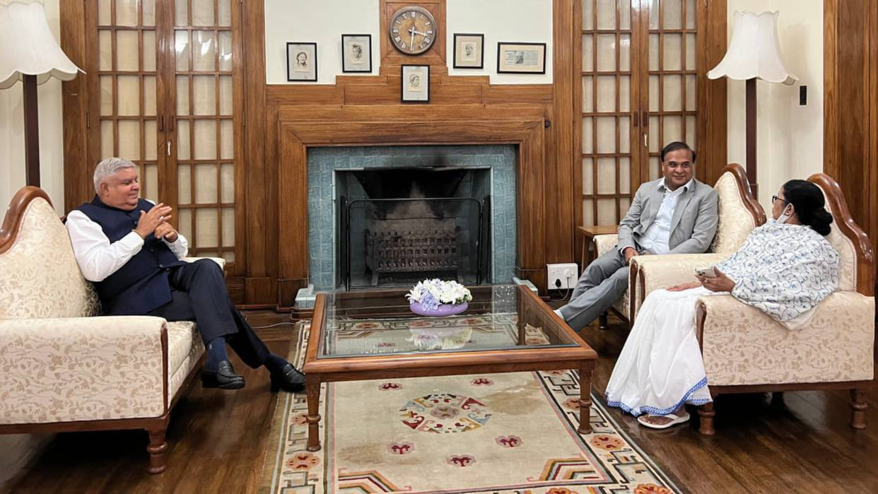 wb cm Mamata banerjee meets assam counterpart Himanta biswa sarma and governor jagdeep Dhankhar in Darjeeling