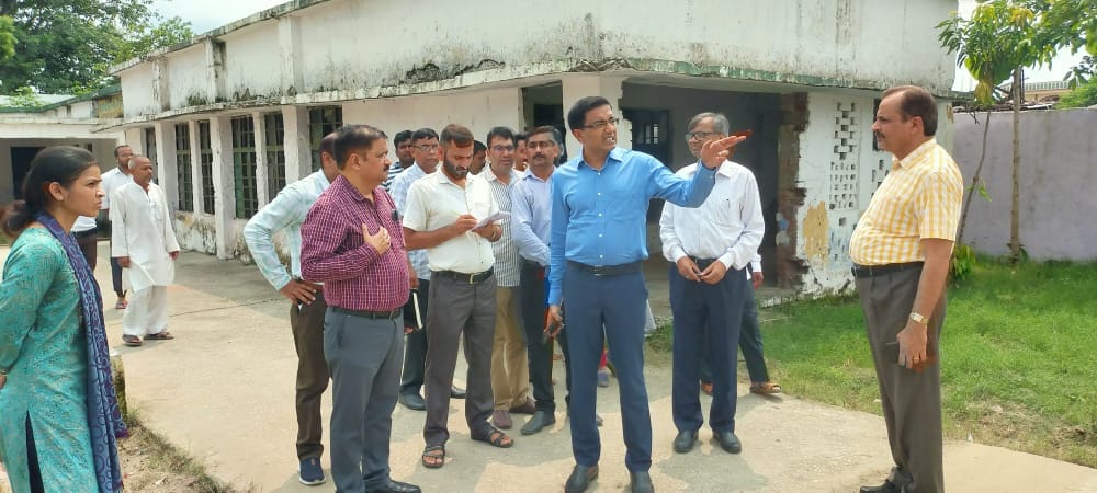Divisional Commissioner gave instructions to demolish the dilapidated school building