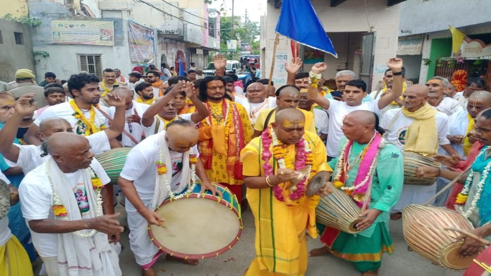 Guru Purnima 2022 Mudia saints took out shobhayatra in honour of Guru in Govardhan