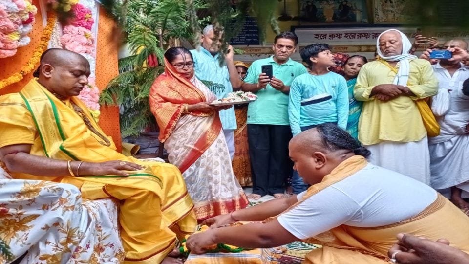 Guru Purnima 2022 Mudia saints took out shobhayatra in honour of Guru in Govardhan