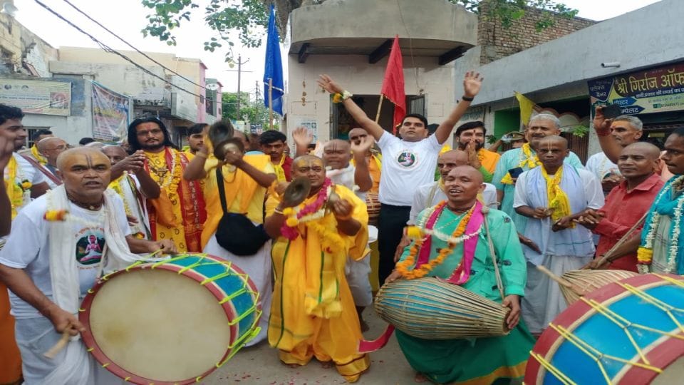 Guru Purnima 2022 Mudia saints took out shobhayatra in honour of Guru in Govardhan