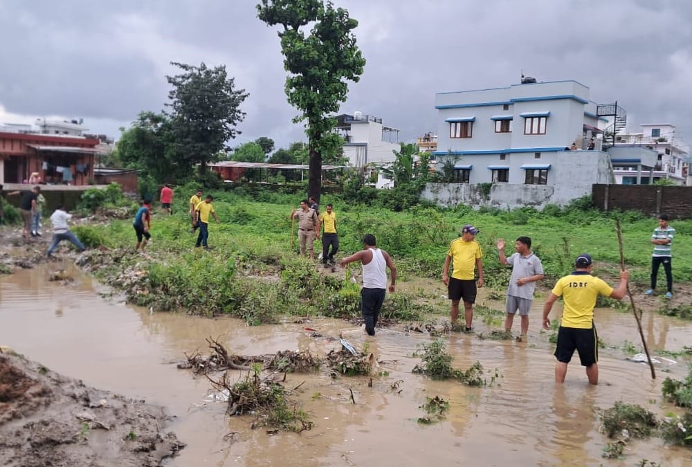 Dehradun Weather News: Two real sisters swept away in heavy flow of water one dead body recover photos