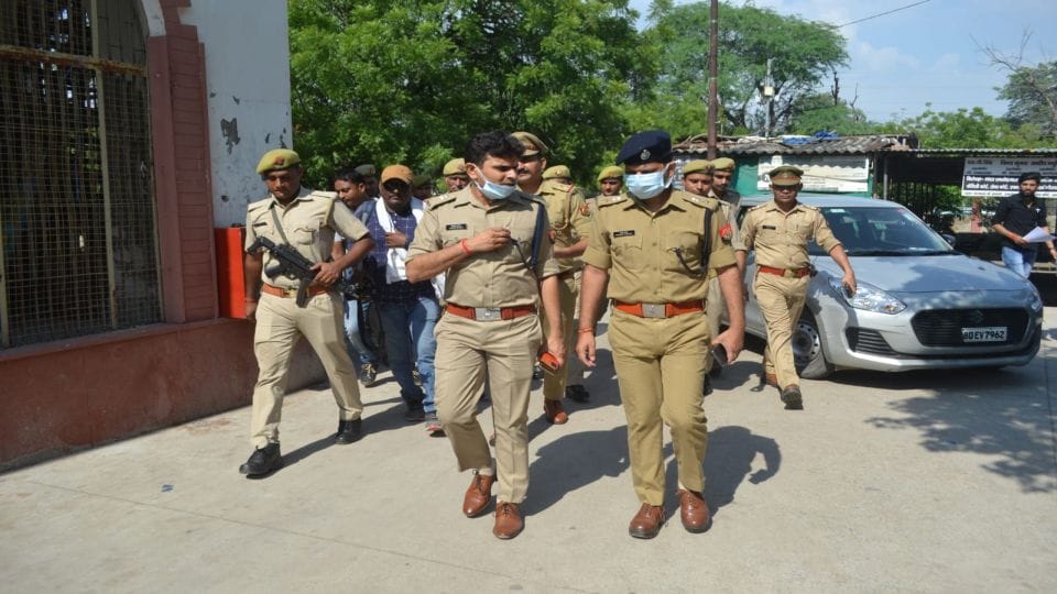 accused of gangster act escaped from the court premises after attacking the police in Agra