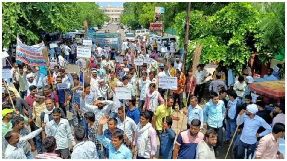 sanitation workers staged a sit-in outside the official residence of Shanti Dhariwal