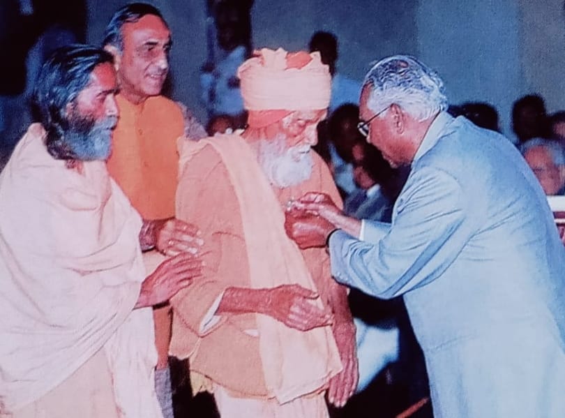 Many great personalities came to the saint's hut to seek knowledge