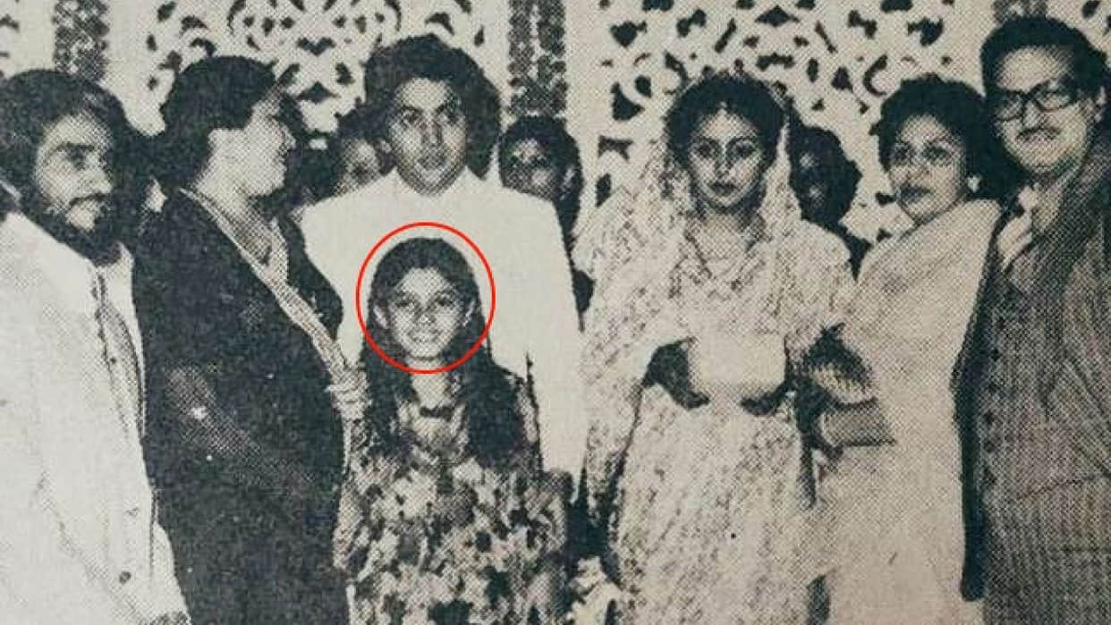 Girl standing with a bouquet in her hand at Rishi Kapoor and Neetu Kapoor wedding photo going viral on social media is raveena tandon