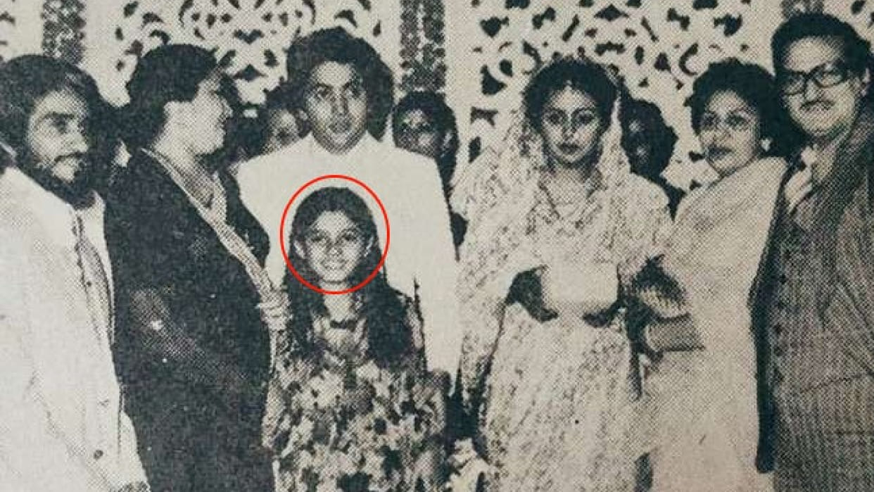 Girl standing with a bouquet in her hand at Rishi Kapoor and Neetu Kapoor wedding photo going viral on social media is raveena tandon