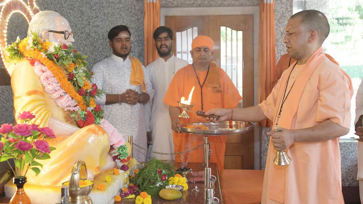 CM Yogi offered rot offerings on Guru Purnima in Gorakhpur