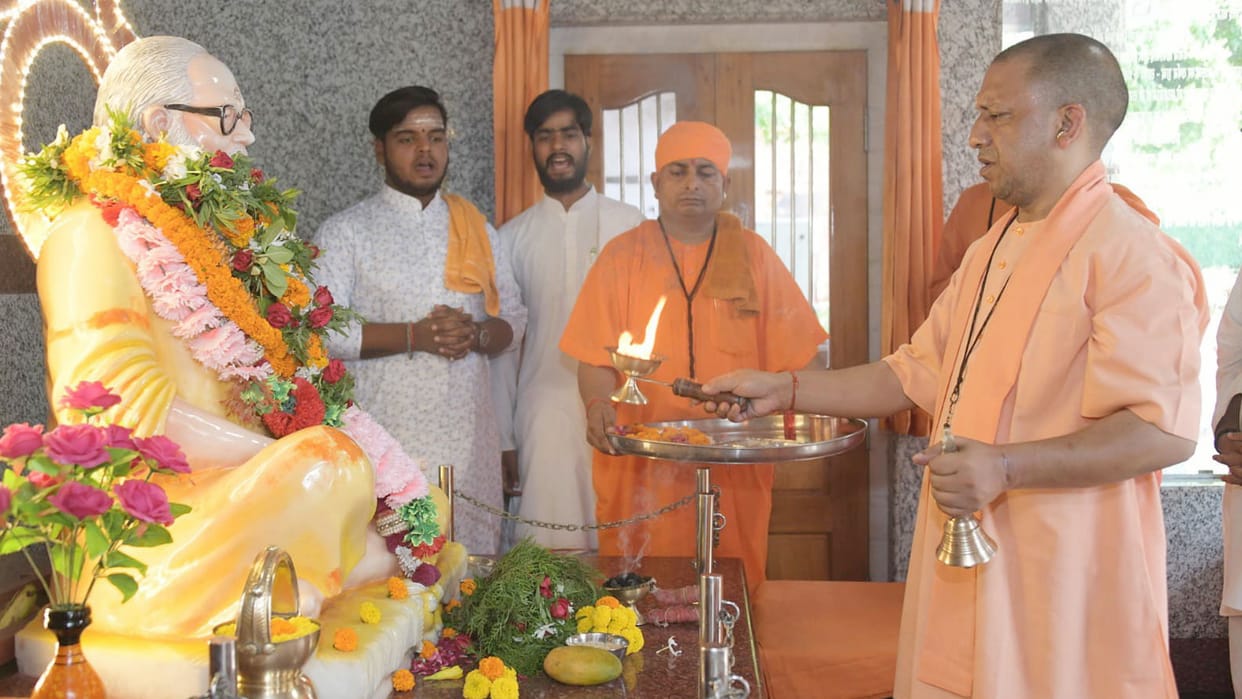 CM Yogi offered rot offerings on Guru Purnima in Gorakhpur