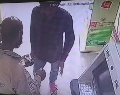 Two miscreants snatched five thousand from the youth who came out after withdrawing money from the ATM and escaped
