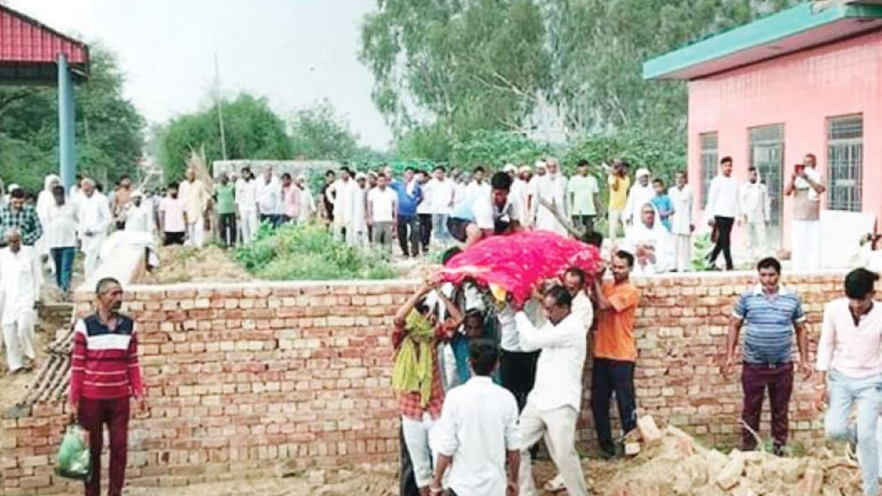 The case of carrying the bier by climbing the wall in Charkhi Dadri went viral on social media