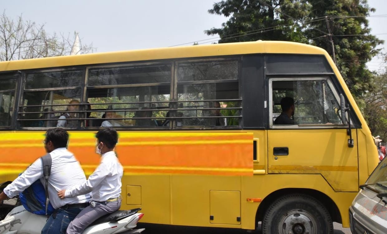 School children carrying unfit vehicles in Etawah are in danger of life