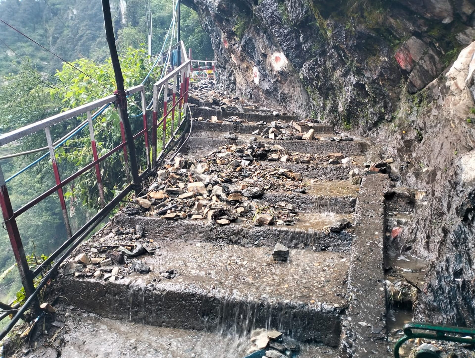Uttarakhand Weather update rivers Badrinath and Yamunotri highway closed due to landslides heavy rain alert in five districts