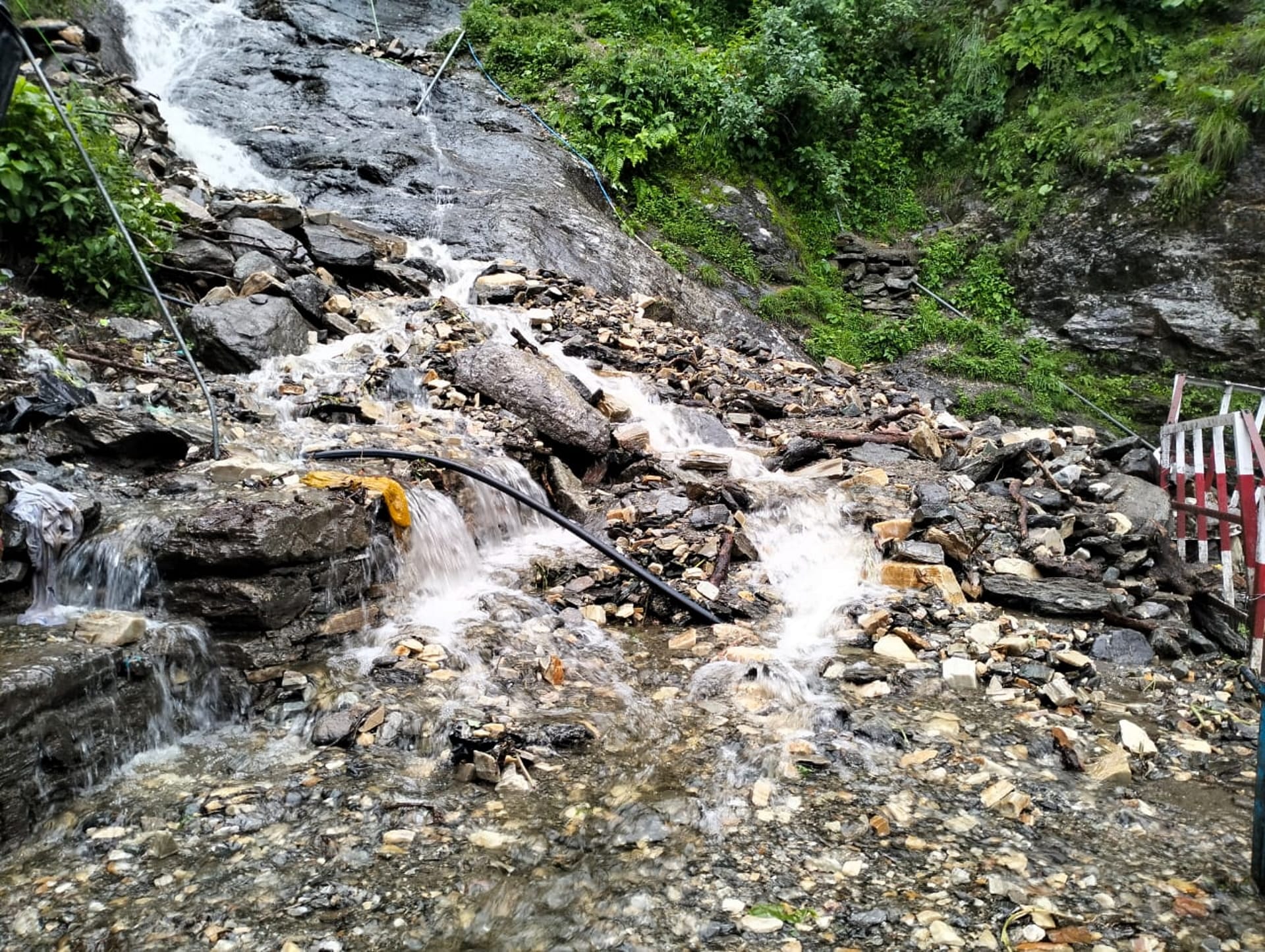 Uttarakhand Weather update rivers Badrinath and Yamunotri highway closed due to landslides heavy rain alert in five districts