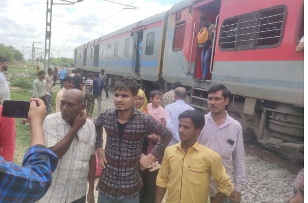 Smoke rises in Chhapra Express train, passengers started jumping and running, injured
