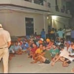 धरने पर बैठे सिख जत्थेबंदी और तैनात पुलिस