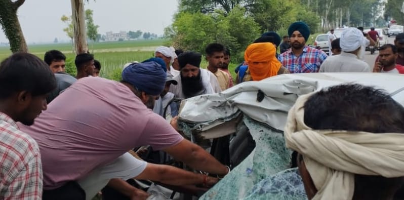 Car-riding couple dies in school bus collision