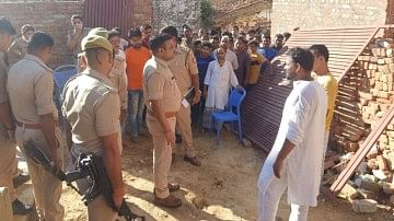 मौके पर जुटी पुलिस व भीड़।