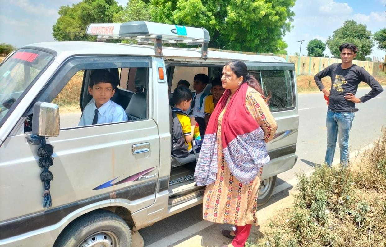 Kanpur Dehat : Vehicles carrying children to school were investigated, 10 seized, 28 challans