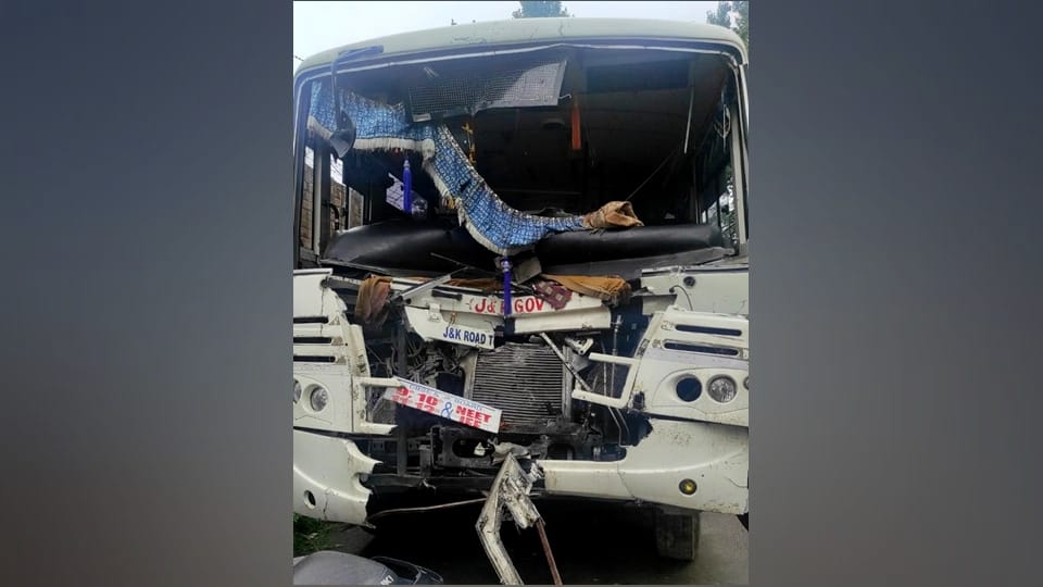 Amarnath Yatra 2022: Road accident in Qazigund Anantnag 20 Amarnath pilgrims injured Anantnag accident news