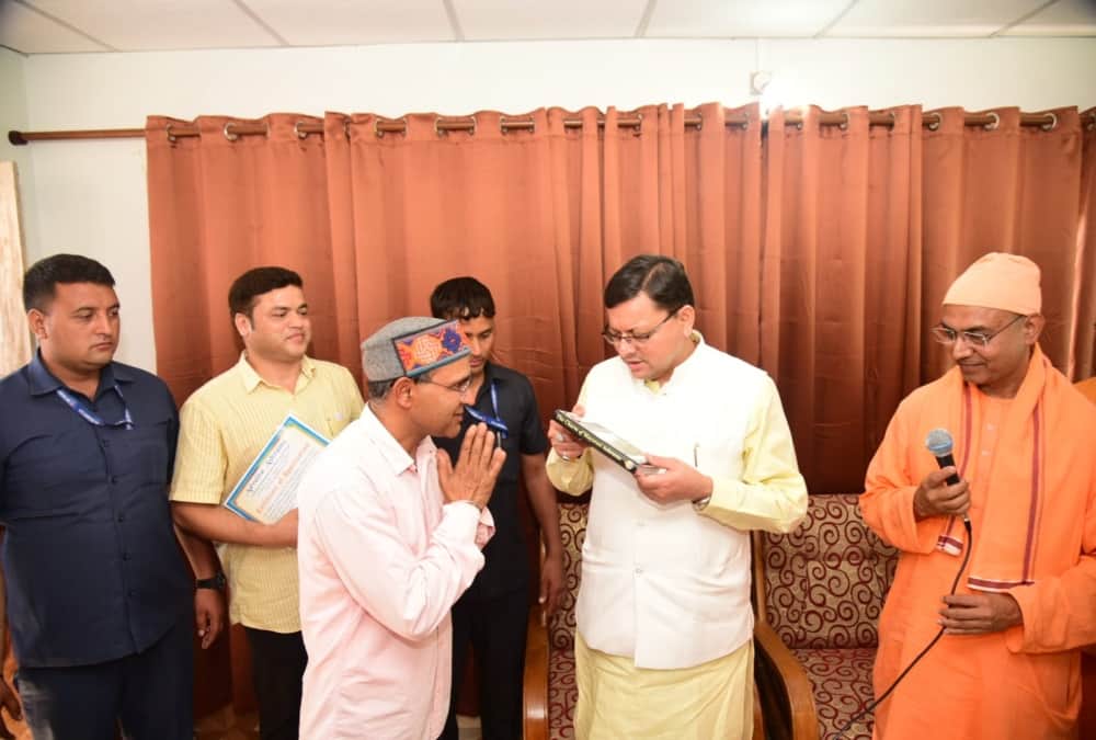 Uttarakhand news: CM Pushkar Singh Dhami doing meditation in Advaita Ashram mayavati