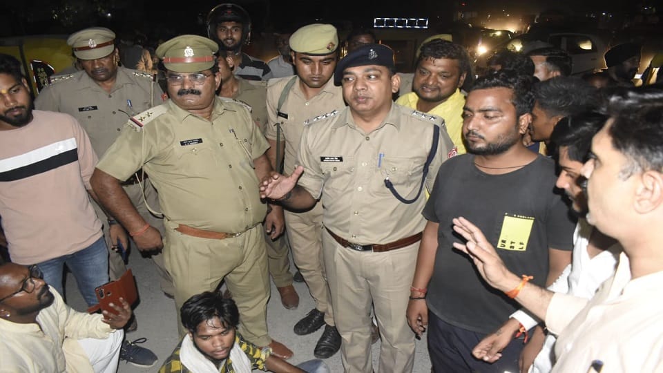 inspector beat up sangh pracharak bjp workers surrounded police post in bareilly
