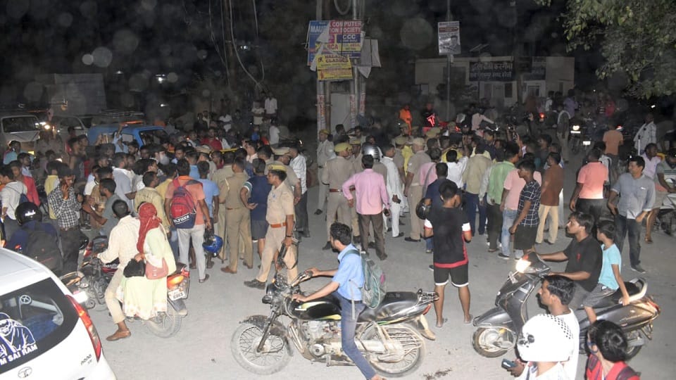 inspector beat up sangh pracharak bjp workers surrounded police post in bareilly