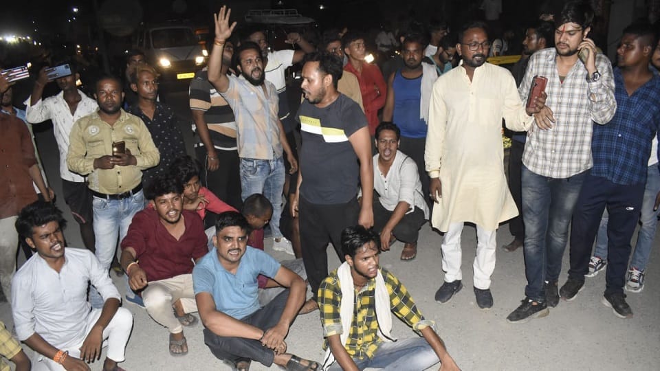 inspector beat up sangh pracharak bjp workers surrounded police post in bareilly