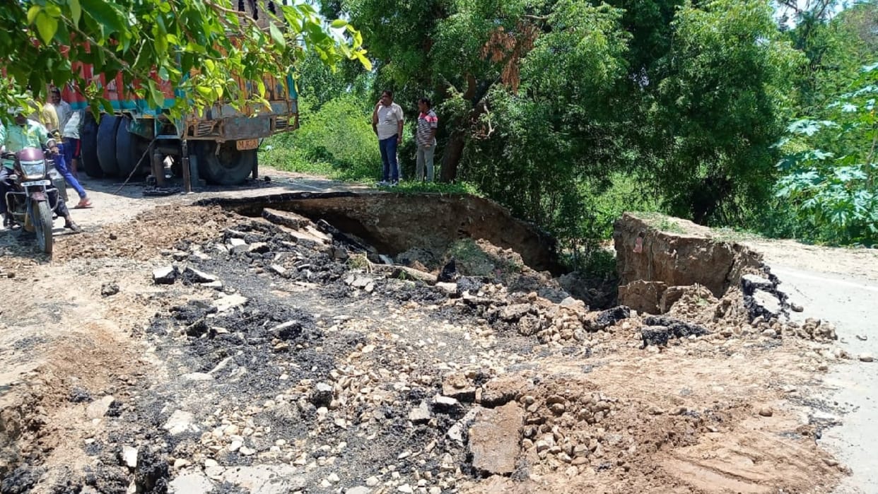 Meerut: road built at a cost of 17 crores collapsed as the truck passed in Sardhana