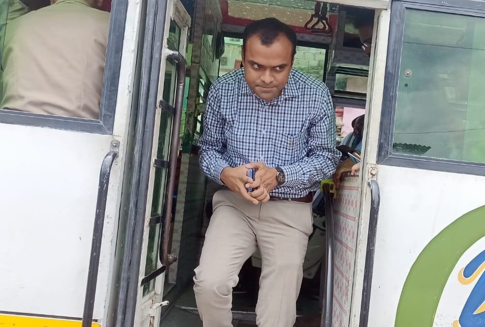 Uttarakhand News: Rudraprayag DM Mayur Dixit travel in bus and ate food with students photos