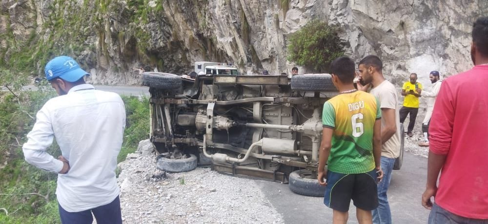 Taxi overturned on the road, jammed for an hour