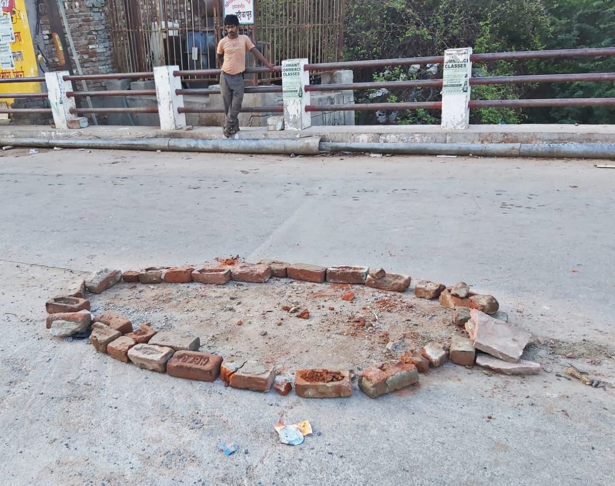 In Etawah, if the officials did not warn, the traders got the bridge pit filled by donating