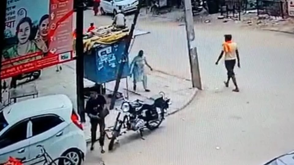 Man escaped from paan shop in Sector 26 Bapu Dham Colony with cash box