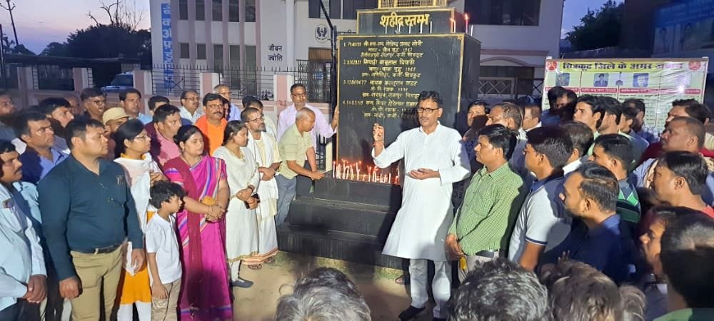 Angered by the death of the partner, the teachers union took out a candle march