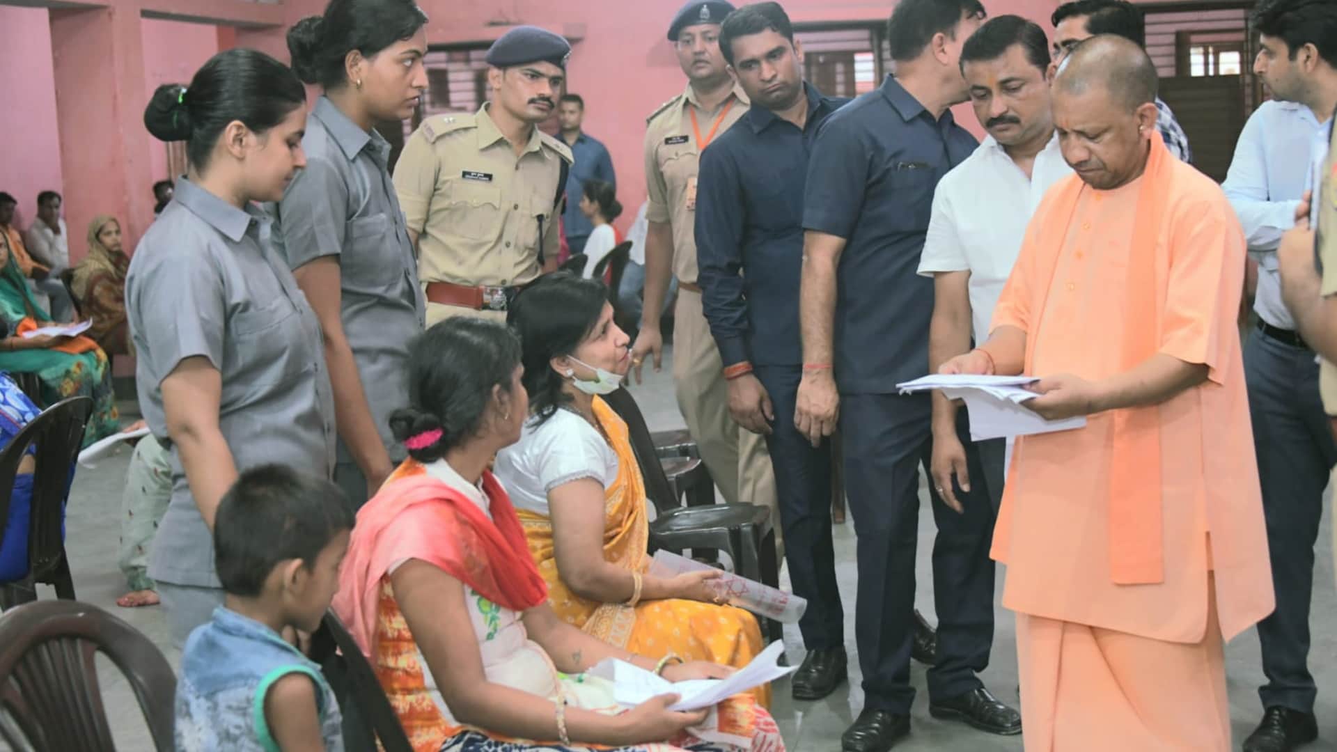 CM Yogi listened to complaint in public court Gorakhpur