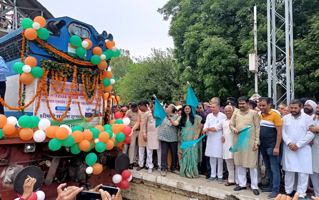 Gorakhpur Dham Superfast started: Decorated with balloons, MP showed green signal
